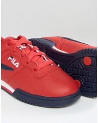 rote Turnschuhe von Fila