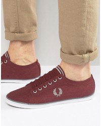 rote Turnschuhe von Fred Perry