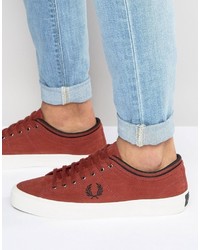 rote Turnschuhe von Fred Perry