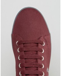 rote Turnschuhe von Fred Perry