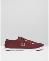 rote Turnschuhe von Fred Perry