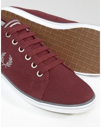 rote Turnschuhe von Fred Perry