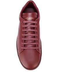 rote Turnschuhe von Saint Laurent