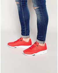 rote Turnschuhe von Le Coq Sportif