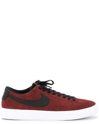 rote Turnschuhe von Nike