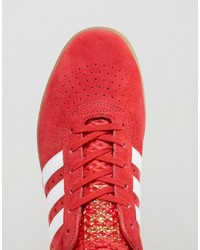 rote Turnschuhe von adidas