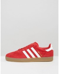 rote Turnschuhe von adidas