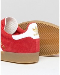 rote Turnschuhe von adidas