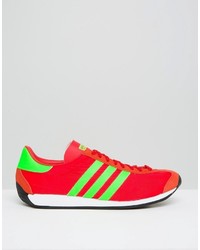 rote Turnschuhe von adidas