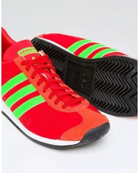 rote Turnschuhe von adidas