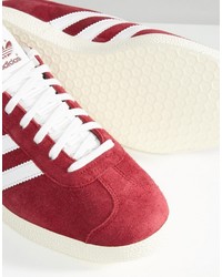 rote Turnschuhe von adidas