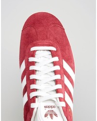 rote Turnschuhe von adidas