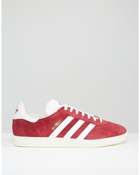 rote Turnschuhe von adidas