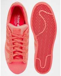 rote Turnschuhe von adidas