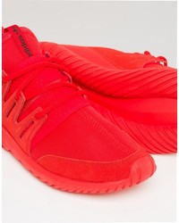 rote Turnschuhe von adidas