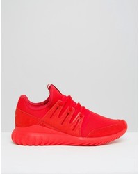 rote Turnschuhe von adidas