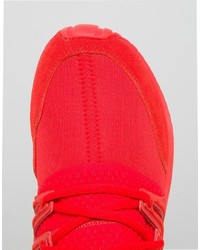 rote Turnschuhe von adidas