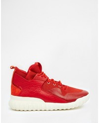 rote Turnschuhe von adidas