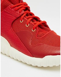 rote Turnschuhe von adidas