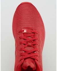 rote Turnschuhe von adidas