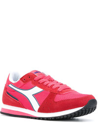 rote Turnschuhe von Diadora