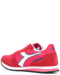 rote Turnschuhe von Diadora