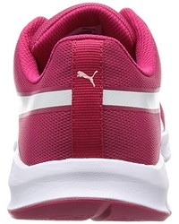 rote Turnschuhe von Puma