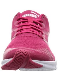 rote Turnschuhe von Puma