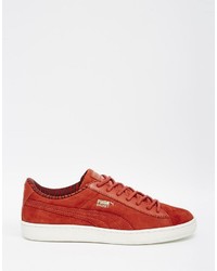 rote Turnschuhe von Puma