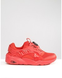 rote Turnschuhe von Puma