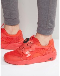 rote Turnschuhe von Puma