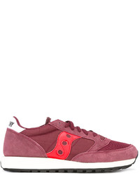 rote Turnschuhe von Saucony