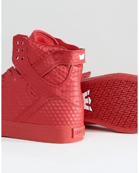 rote Turnschuhe von Supra