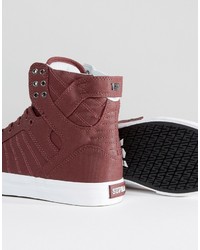 rote Turnschuhe von Supra