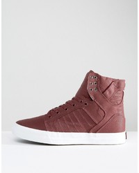 rote Turnschuhe von Supra