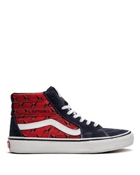 rote und dunkelblaue hohe Sneakers aus Segeltuch von Vans