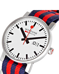 rote und dunkelblaue horizontal gestreifte Uhr von Mondaine
