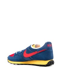 rote und dunkelblaue Sportschuhe von Nike