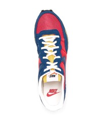 rote und dunkelblaue Sportschuhe von Nike