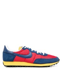 rote und dunkelblaue Sportschuhe von Nike