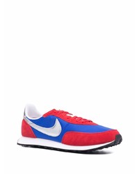 rote und dunkelblaue Sportschuhe von Nike