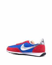 rote und dunkelblaue Sportschuhe von Nike