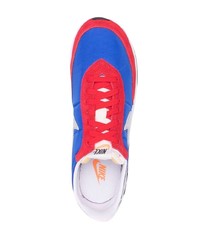 rote und dunkelblaue Sportschuhe von Nike