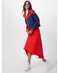 rote und dunkelblaue Windjacke von Levi's