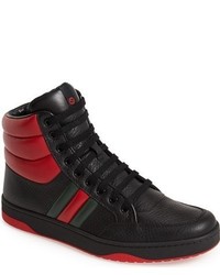 rote und schwarze hohe Sneakers