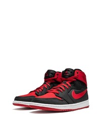 rote und schwarze hohe Sneakers von Jordan