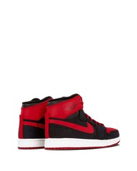 rote und schwarze hohe Sneakers von Jordan