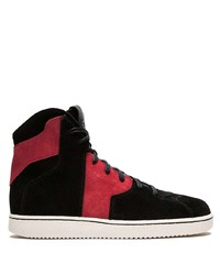 rote und schwarze hohe Sneakers von Jordan