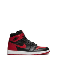 rote und schwarze hohe Sneakers von Jordan