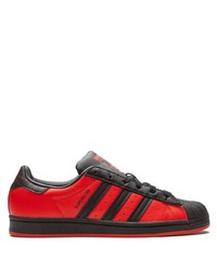 rote und schwarze Leder niedrige Sneakers von adidas